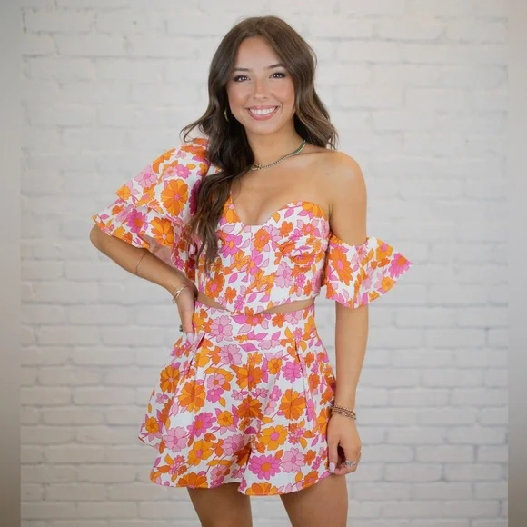 Collective the Label Petite exclusive frill hem mini skirt in 60s floral… - Picture 13 of 16